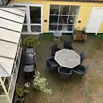 Charming Townhouse With Its Own Courtyurd ヴィラ
